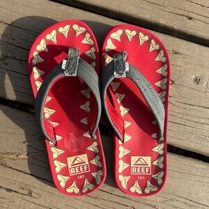 REEF Child Ahi Glow Grey Red Shark Teeth Flip Flop Sandal | Unisex Size 13/1